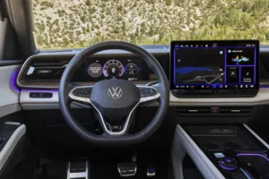 Puesto de conducción del Volkswagen Atlas 2027: volante, cuadro digital y pantalla central