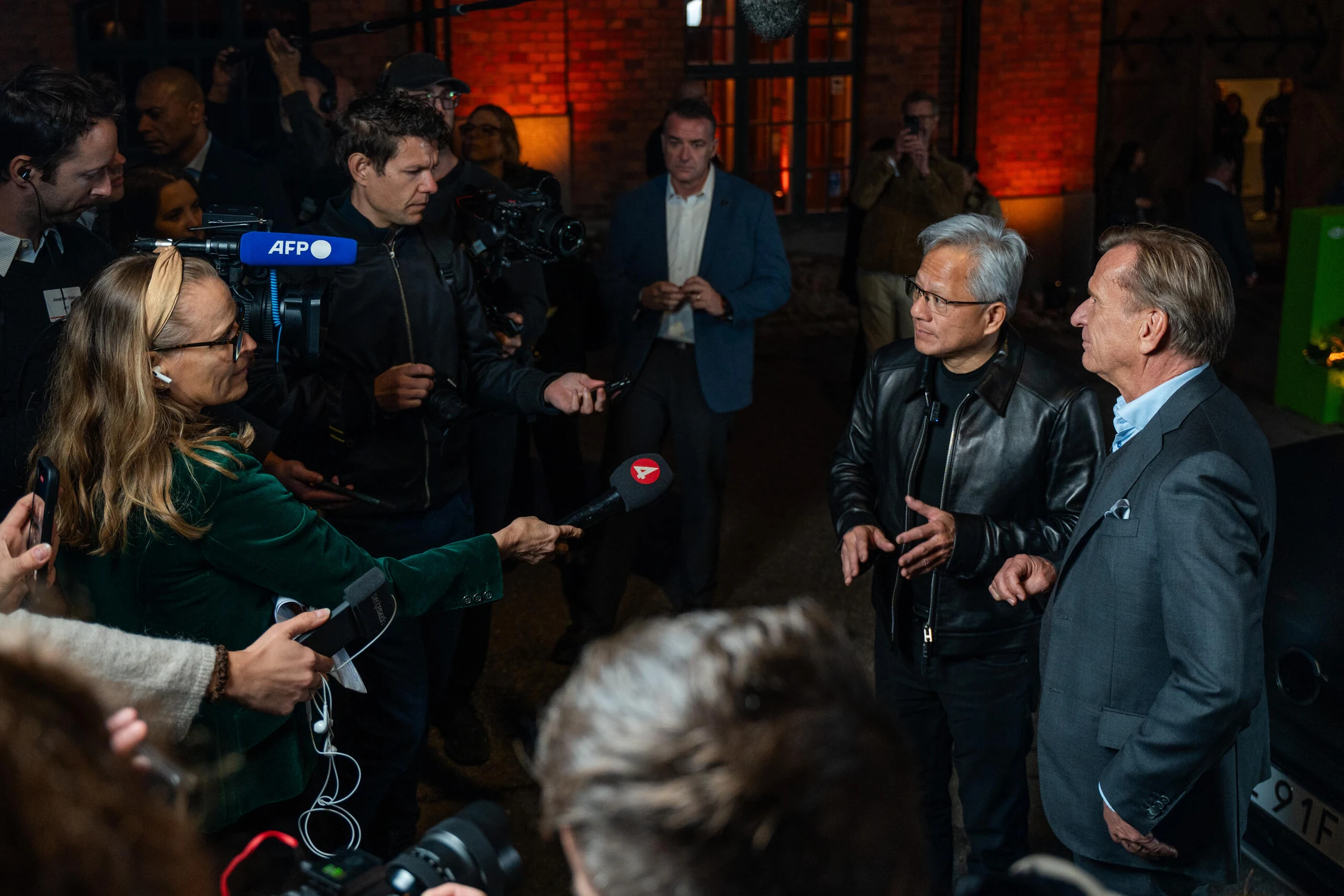 Jensen Huang y Håkan Samuelsson atienden a periodistas y camarógrafos tras anunciar la alianza entre Volvo y NVIDIA