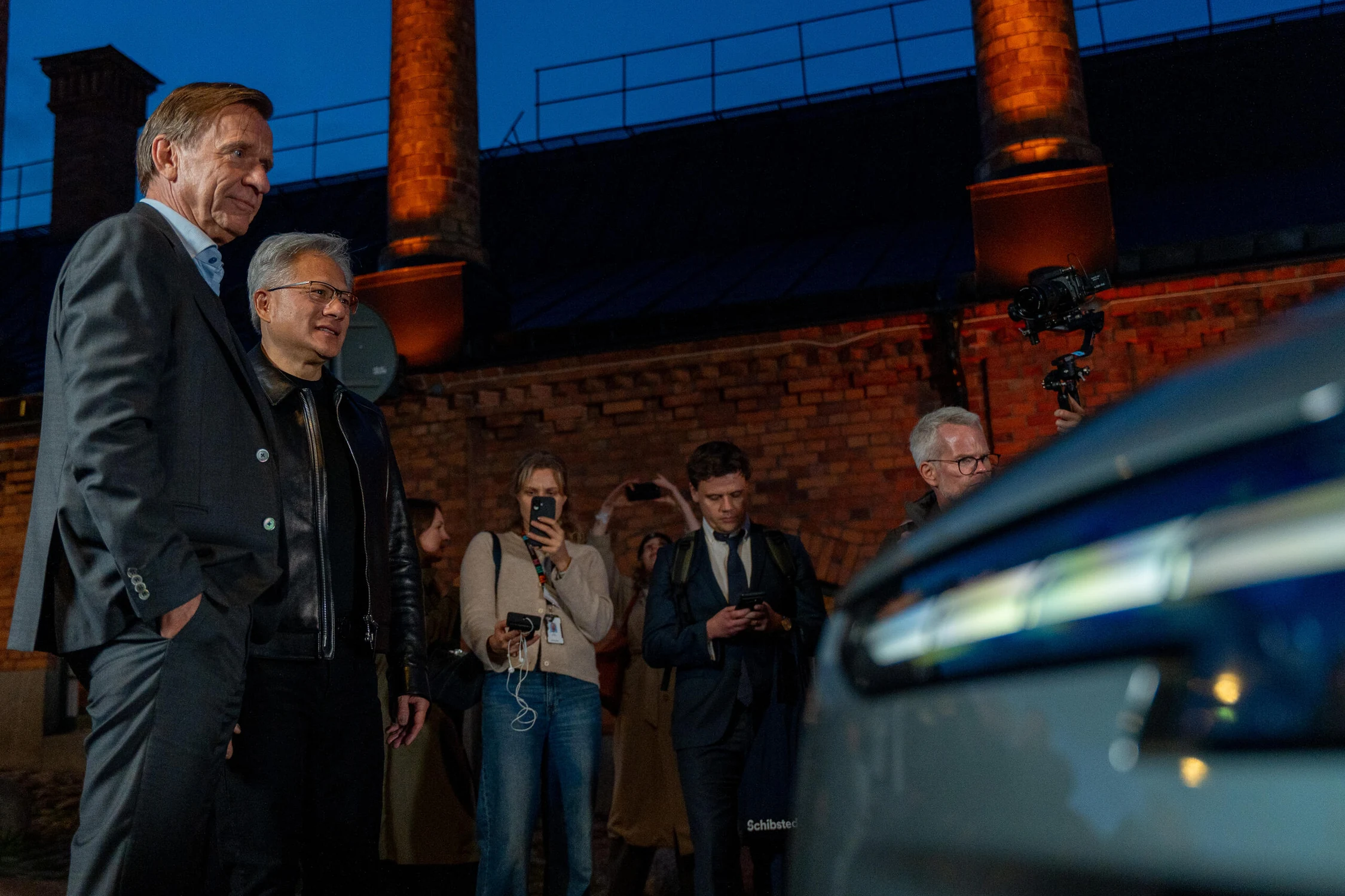 Håkan Samuelsson y Jensen Huang conversan frente a periodistas, con el frente de un Volvo en primer plano
