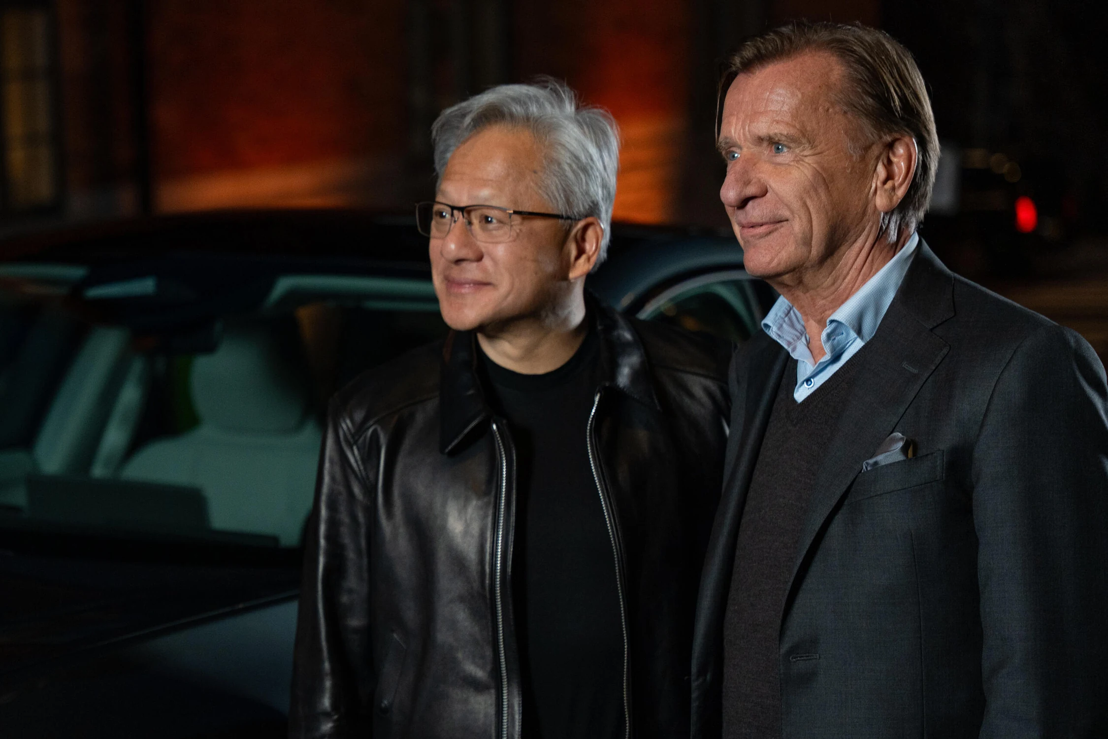 Primer plano de Jensen Huang, de NVIDIA, y Håkan Samuelsson, de Volvo Cars, durante el anuncio de la alianza